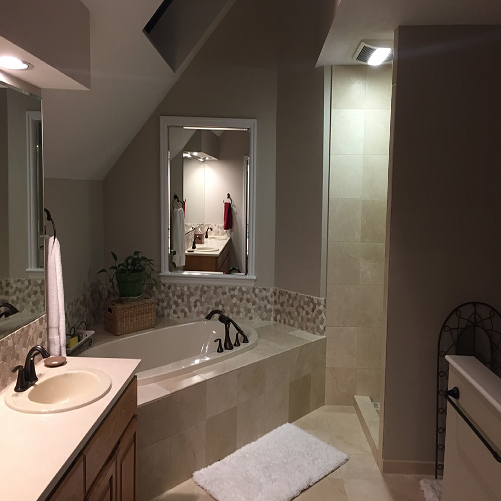 Sliced Tan & White Pebble Tile Bathroom Backsplash